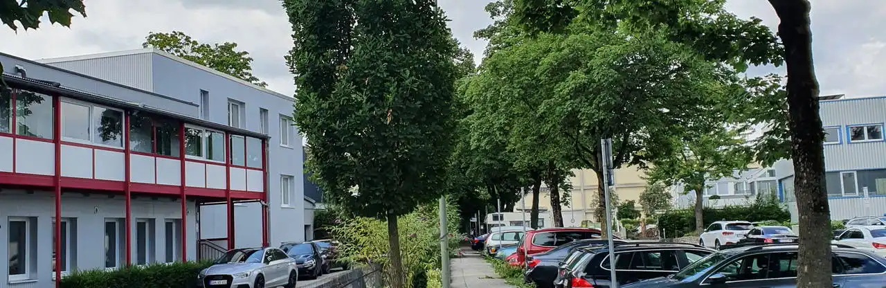 Das Firmengelände mit einigen Fahrzeugen